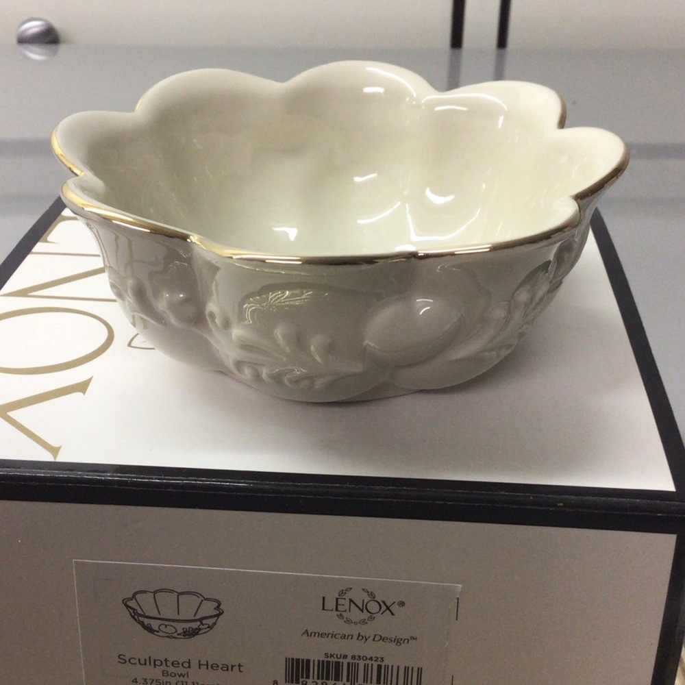 Lenox Scalloped Cream and Gold Bowl
